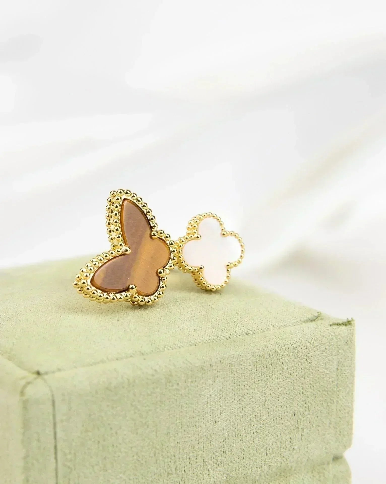 TimiLUCKY BETWEEN THE FINGER RING