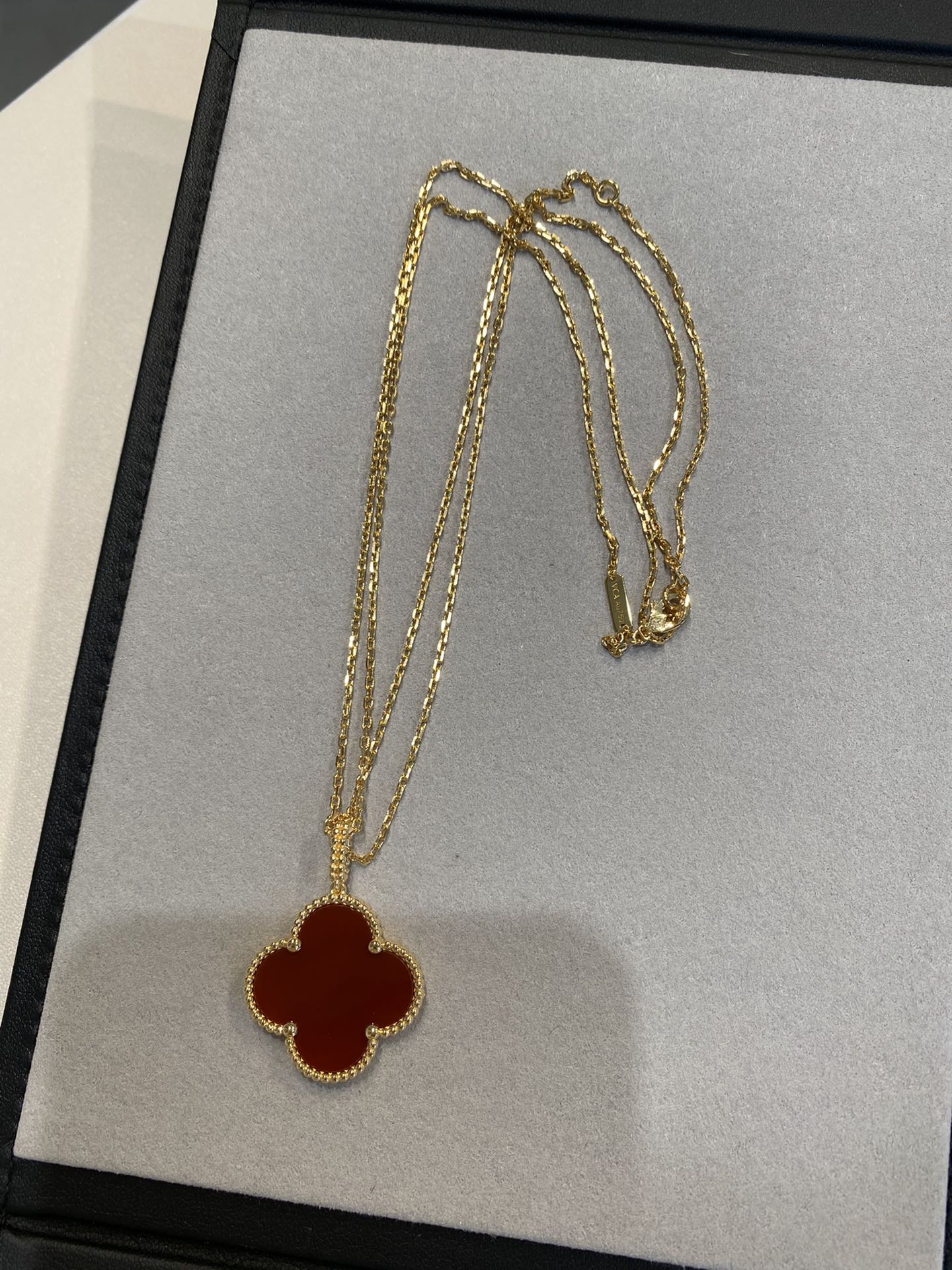 TimiCLOVER 25MM NECKLACE GOLD CARNELIAN
