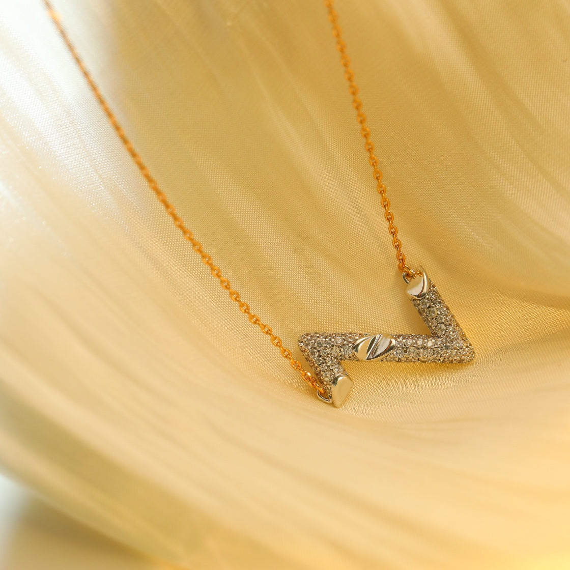 TimiVOLT SILVER DIAMOND PEDANT NECKLACE