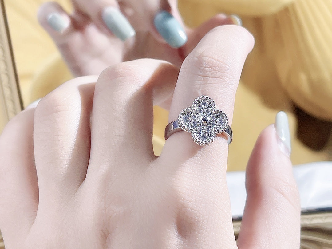 TimiCLOVER DIAMOND RING