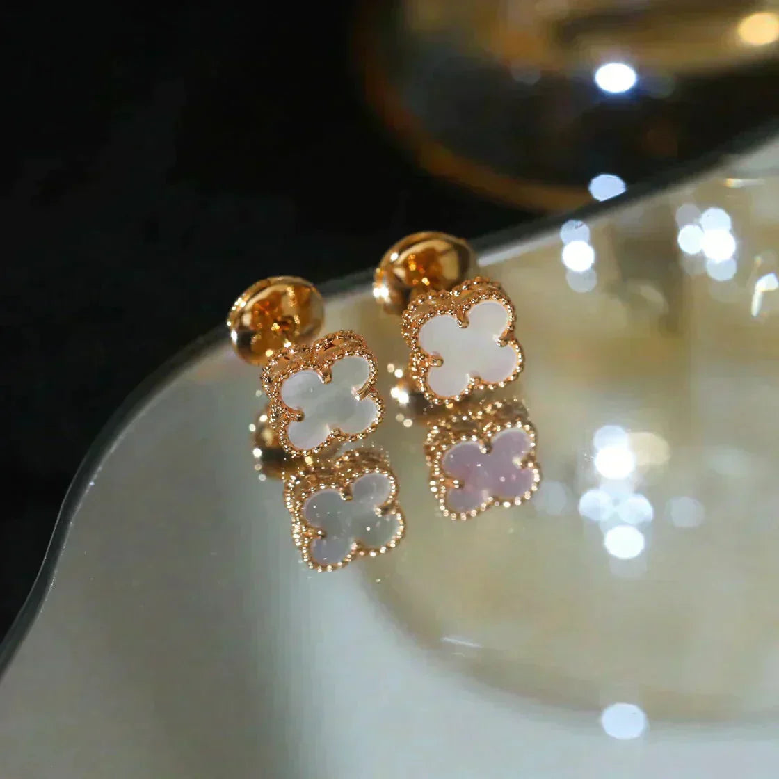 TimiCLOVER MINI 9.5MM WHITE MOP EARRINGS