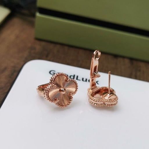 TimiCLOVER MEDIUM STUD EARRINGS