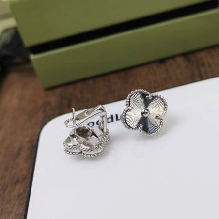 TimiCLOVER MEDIUM STUD EARRINGS