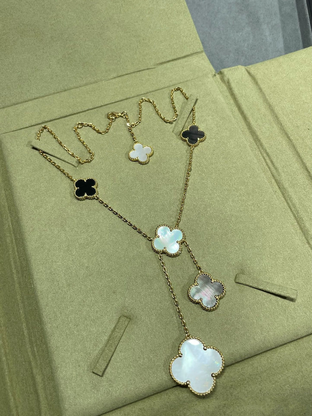 TimiCLOVER 6 MOTIF MOP ONYX GOLD NECKLACE