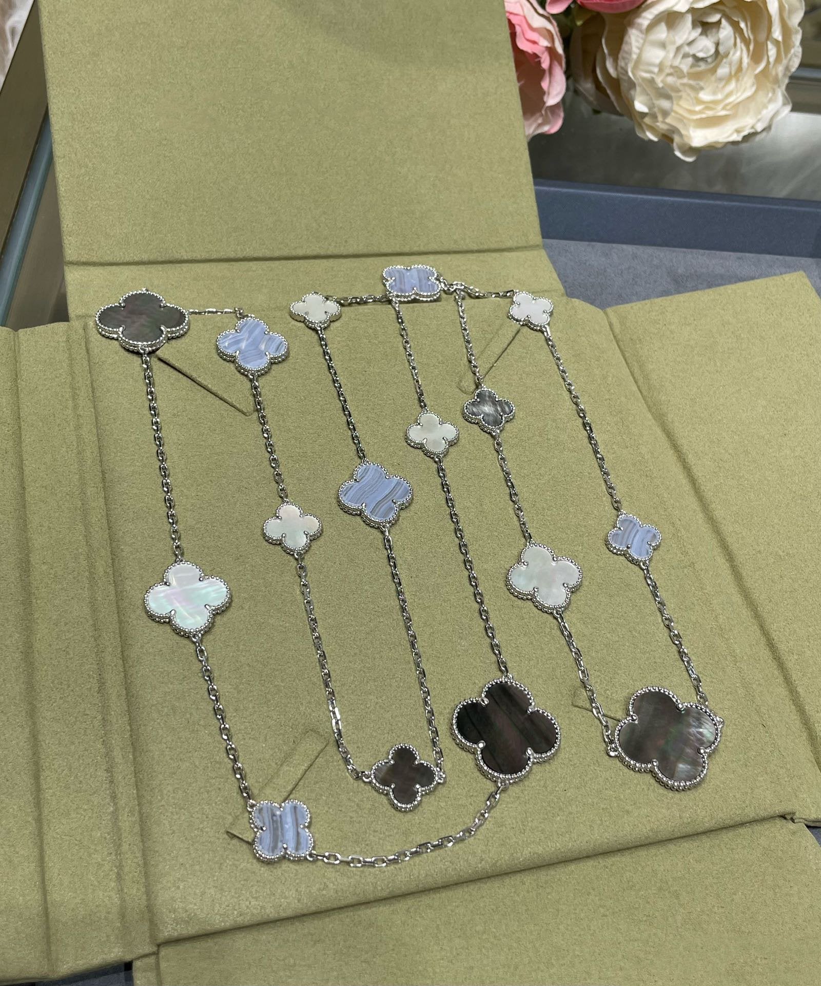 TimiCLOVER 16 MOTIF CHALCEDONY MOP SILVER NECKLACE