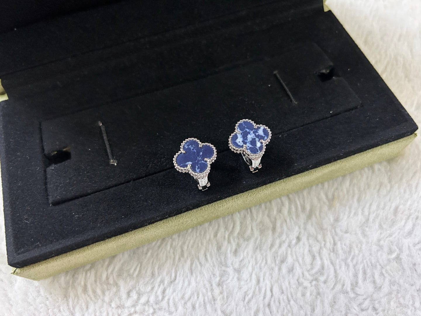 TimiCLOVER PIETERSITE MEDIUM STUD EARRINGS