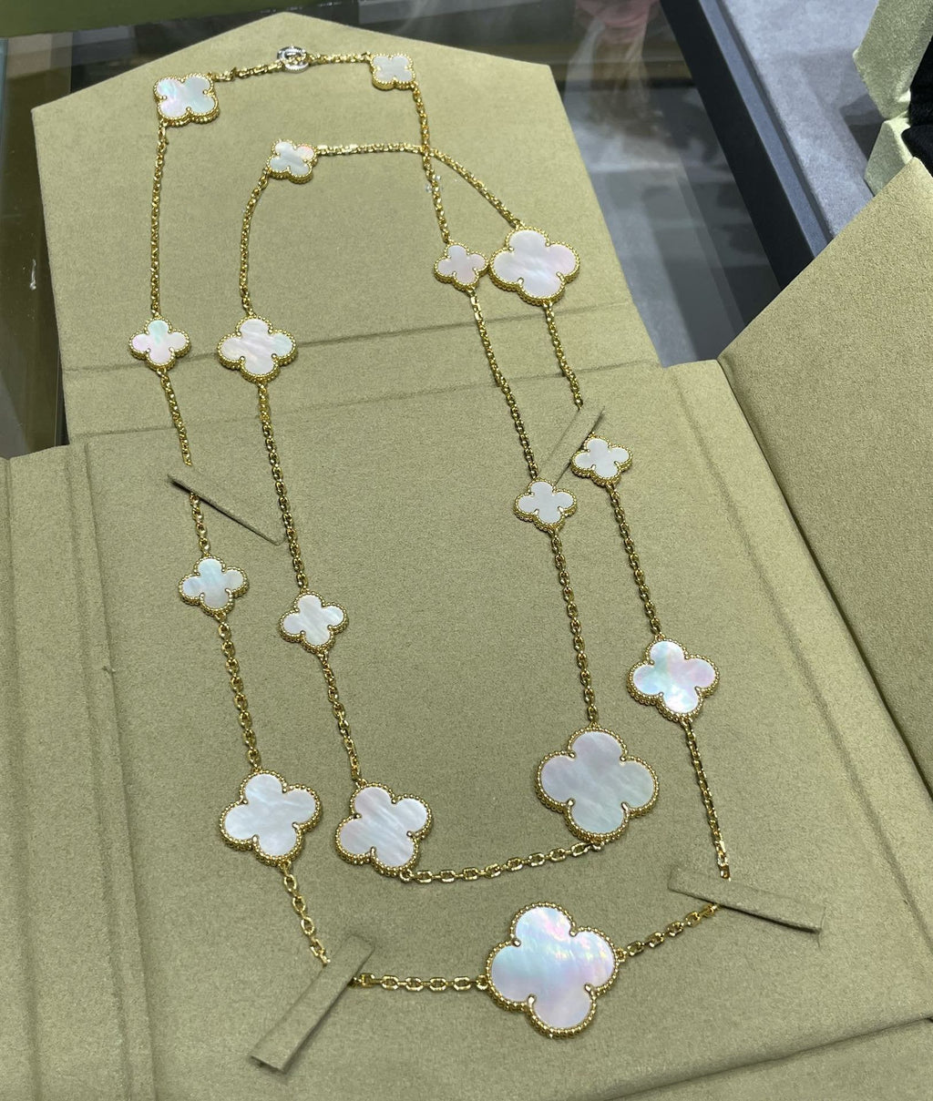 TimiCLOVER 16 MOTIF WHITE MOP GOLD NECKLACE