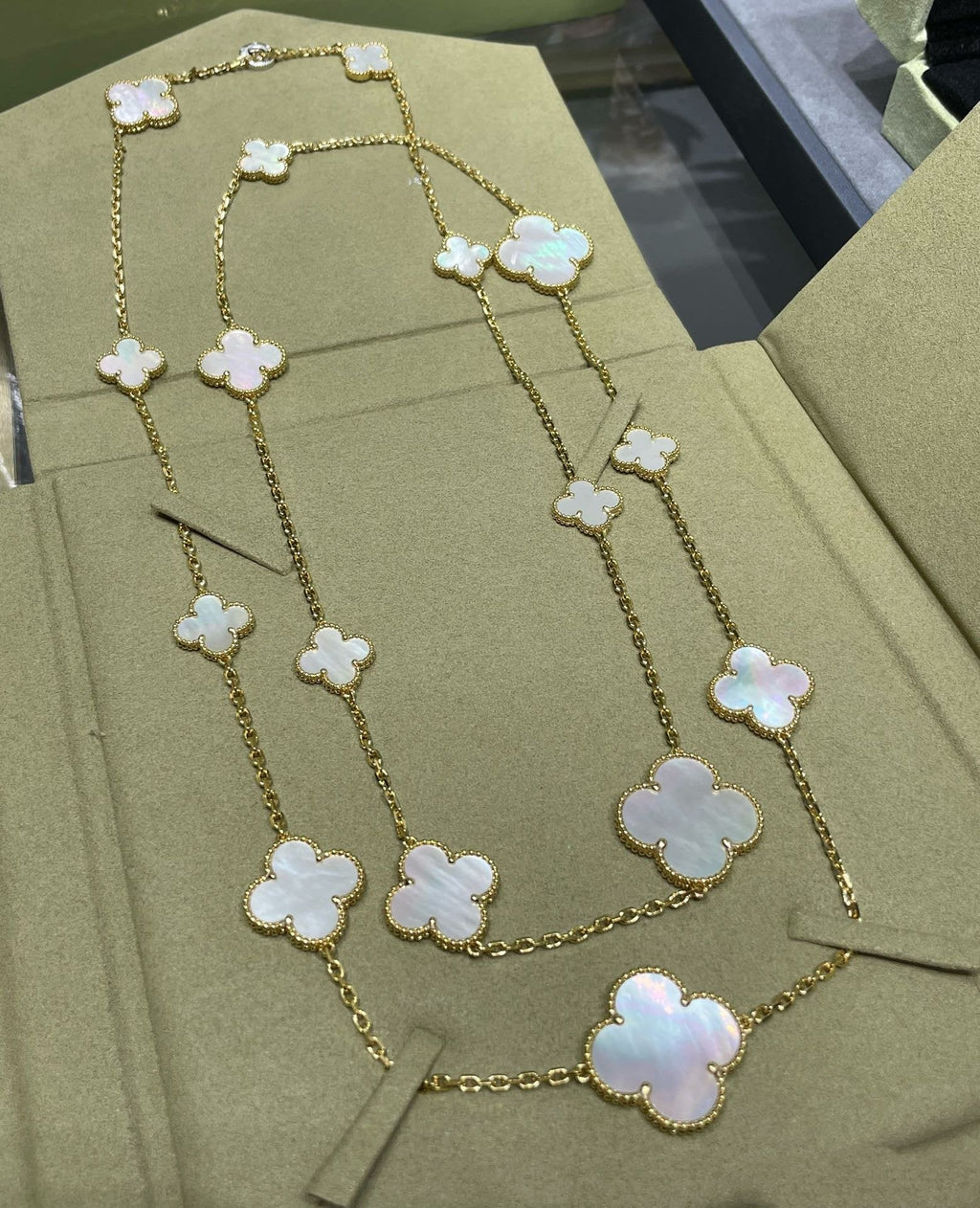 TimiCLOVER 16 MOTIF WHITE MOP GOLD NECKLACE