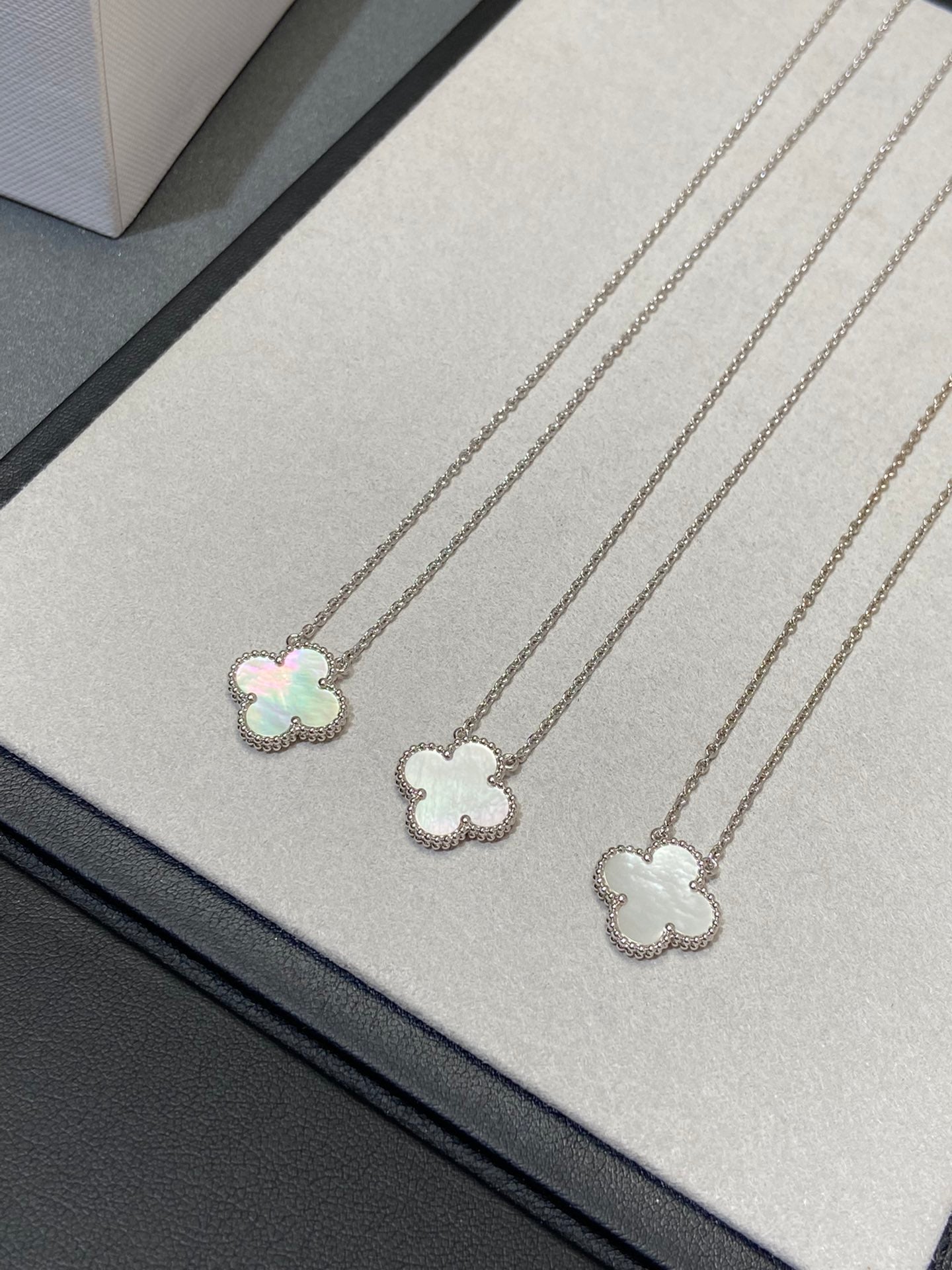 TimiCLOVER MEDIUM SILVER WHITE MOP NECKLACE