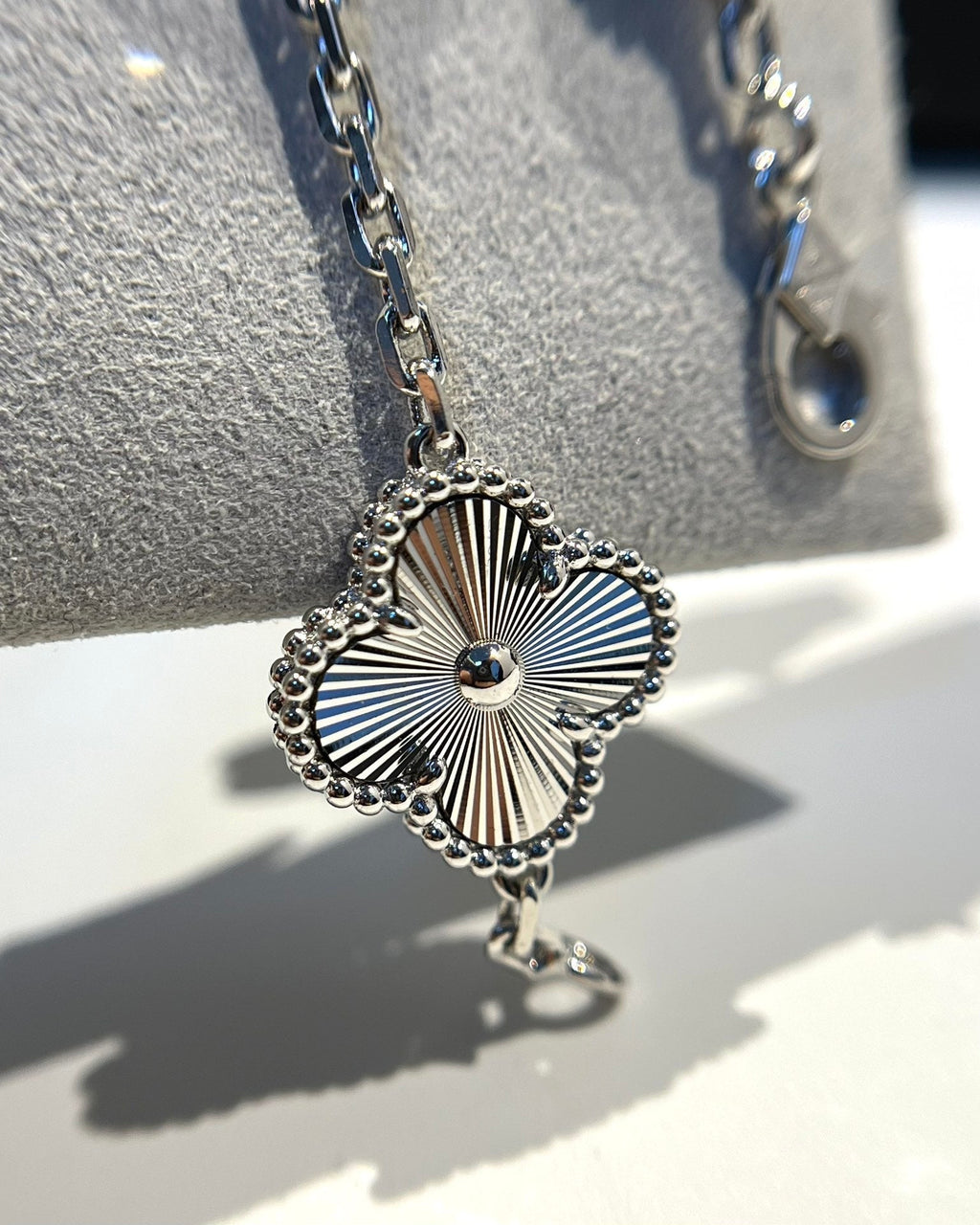 [Timi] CLOVER 5 MOTIF LASER BRACELET COLLECTION
