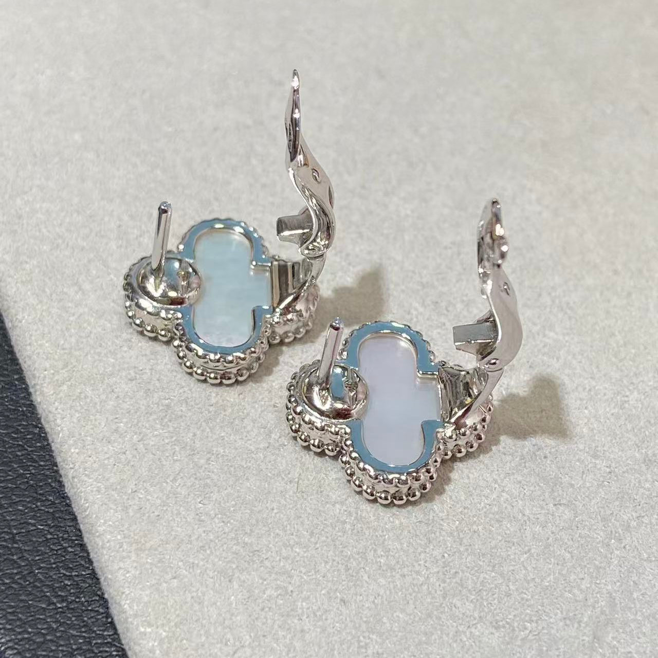[Timi] CLOVER LARGE (20mm) 1 MOTIFS WHITE MOP STUD EARRINGS