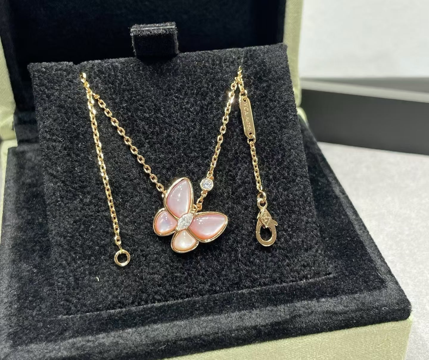 [Timi] BUTTERFLY PINK MOTHER-OF-PEARL DIAMOND NECKLACE