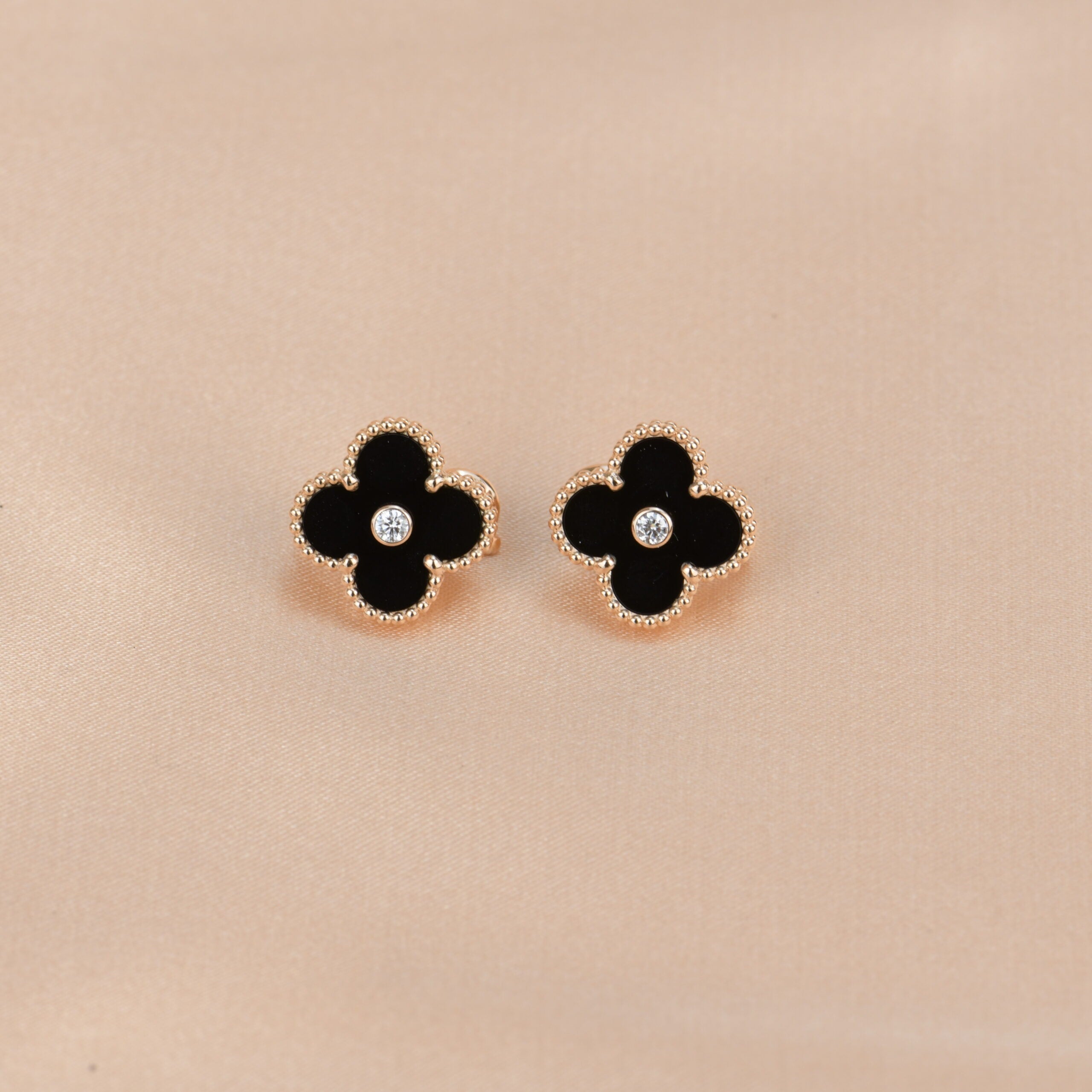 TimiCLOVER MEDIUM 1 MOTIFS ONYX DIAMOND EARRINGS