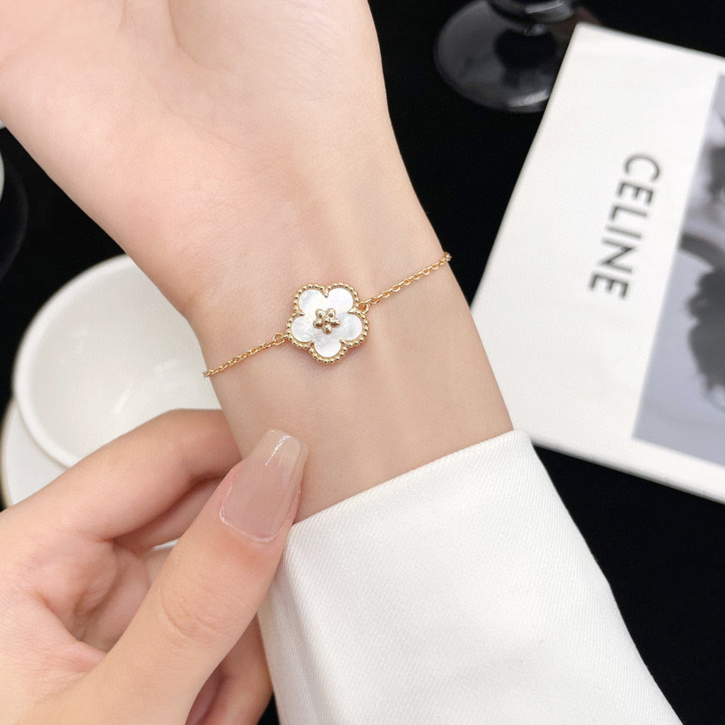 ¡®Timi¡¯LUCKY WHITE MOP PLUM BLOSSOM  BRACELET