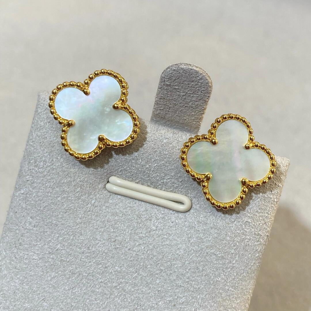 [Timi] CLOVER LARGE (20mm) 1 MOTIFS WHITE MOP STUD EARRINGS