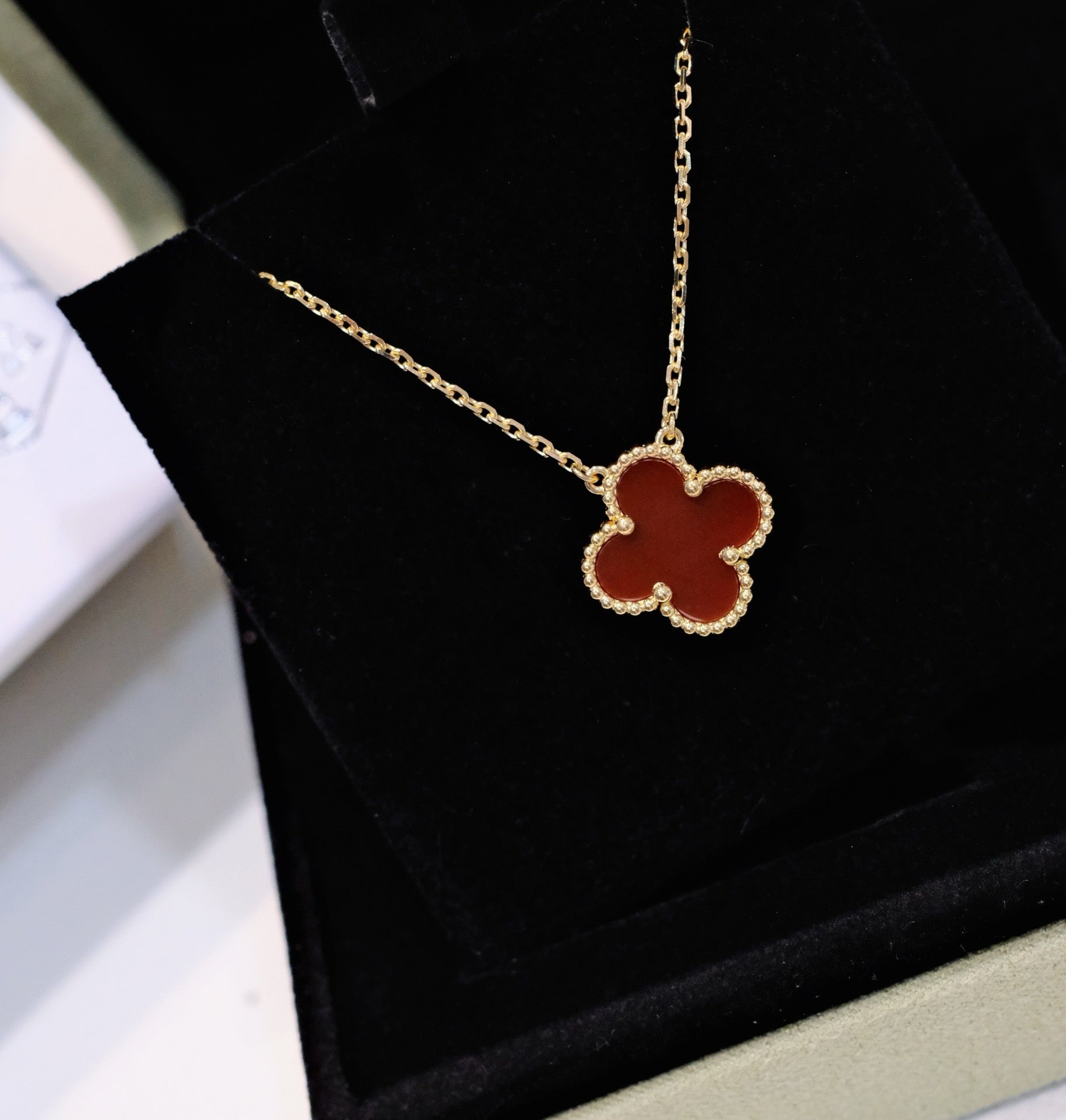 TimiCLOVER 15MM CARNELIAN SINGLE FLOWER NECKLACE