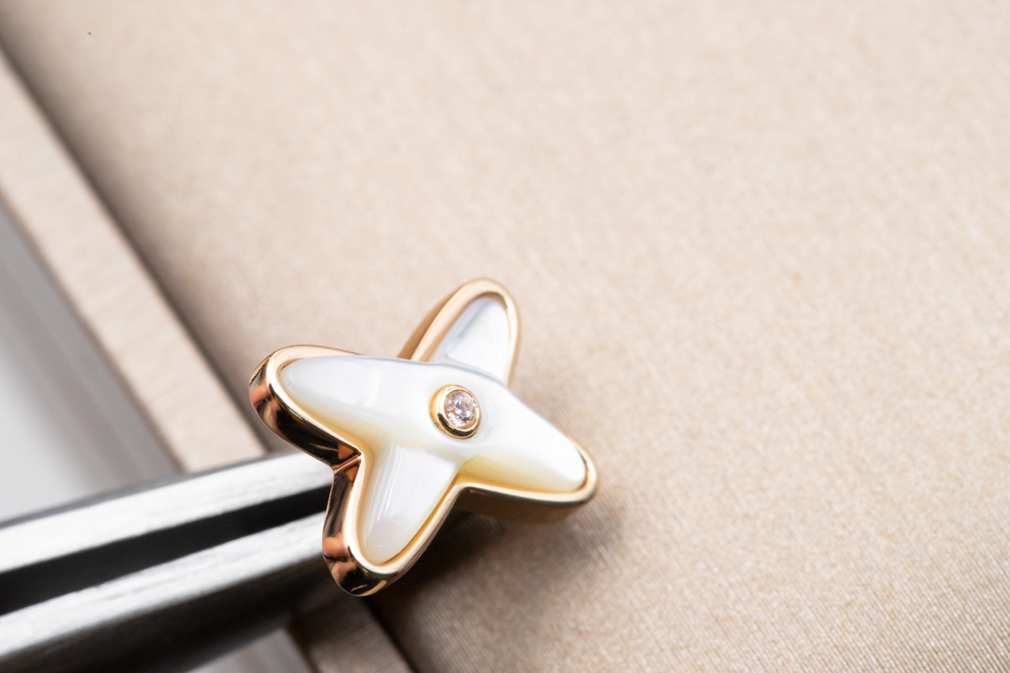 TimiJEUX DE WHITE MOP PINK GOLD DIAMOND EARRINGS