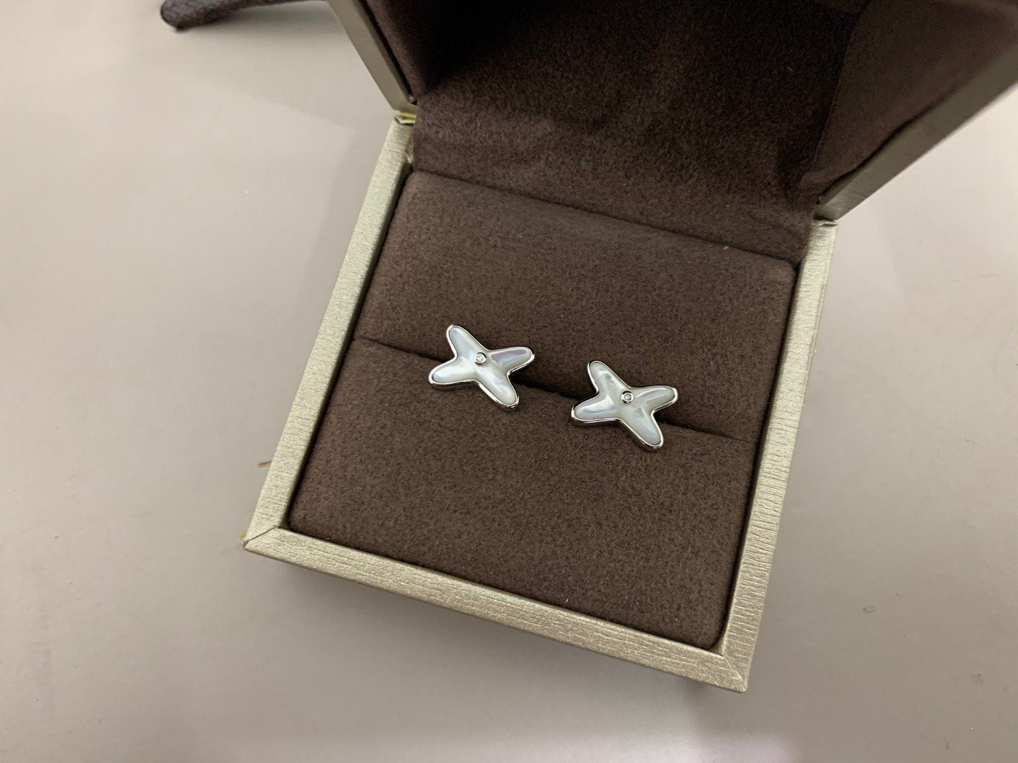 TimiJEUX DE WHITE MOP SILVER DIAMOND EARRINGS