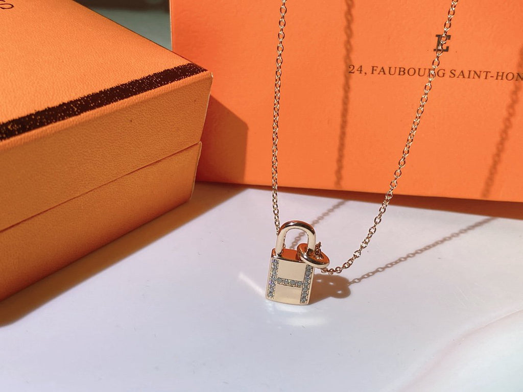 TimiHM ADVANCED NICHE LOCK HEAD NECKLACE DIAMONDS