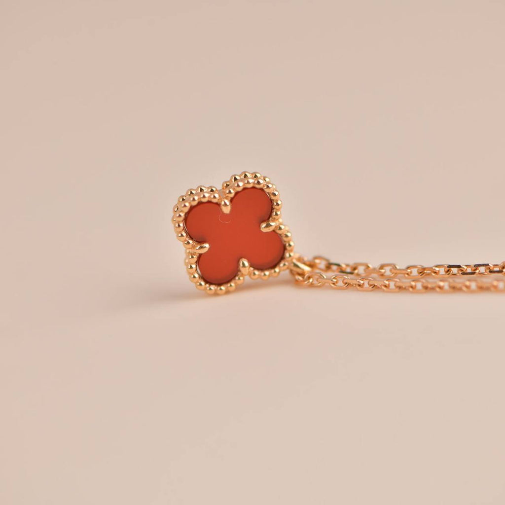 TimiCLOVER MINI 9.5MM WHITE CARNELIANS NECKLACE