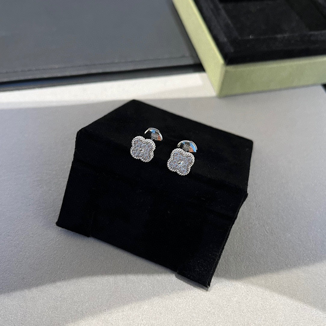 TimiCLOVER MINI DIAMOND STUD EARRINGS